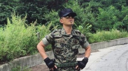 진구, 군복 차림의 당당한 포즈&hellip;'카리스마 작렬'