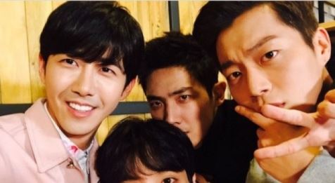 광희, 이준&middot;윤두준&middot;정용화와 의리샷 '훈훈'