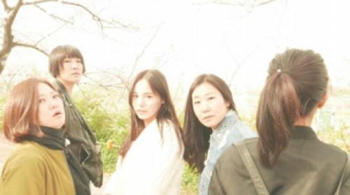 민효린, 멤버들과 찰칵&hellip;'유쾌한 벚꽃놀이'