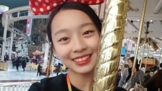 이수민, 회전목마 타고 인증샷…'풋풋한 미소'