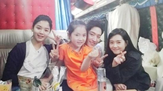 고아라, 이제훈과 훈훈한 단체 사진&hellip;'손가락 하트'