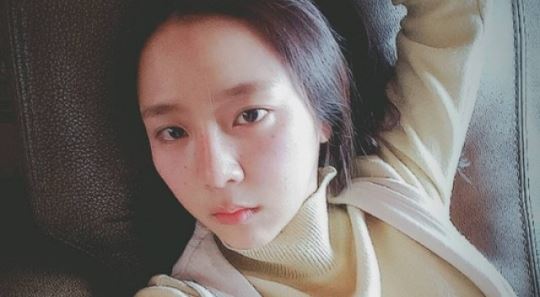 예원, 주근깨 그려도 예뻐&hellip;'편안한 포즈'