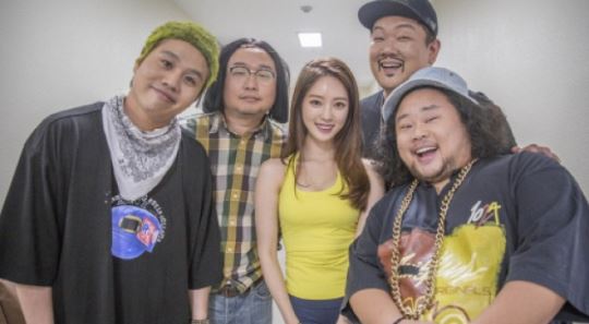 양정원, 개그맨 4인방과 찰칵&hellip;'인형 몸매'