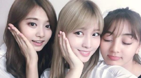 쯔위-지효, 꽃받침 포즈&hellip;"비오는 하루"