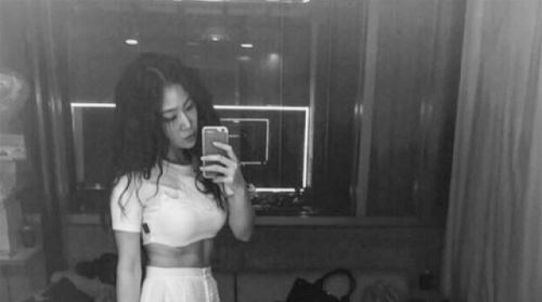 소유, 볼륨감 있는 몸매&hellip;'완벽 복근'