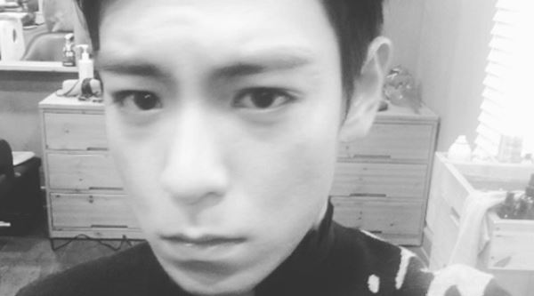 탑, 숨길 수 없는 조각 미남&hellip;&ldquo;부은 눈&rdquo;