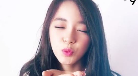 김세정, 손키스 날려&hellip;'사랑스러운 미소'