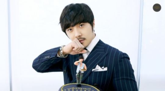 KCM, 응원케이크 인증샷&hellip;'과거 모습의 피규어'