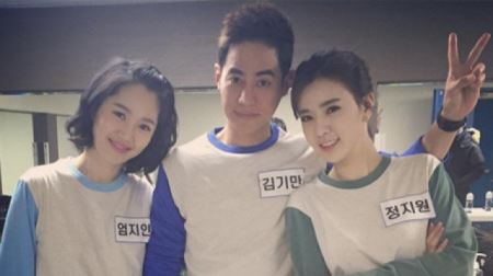 엄지인, 동료 아나운서와 셀카&hellip;'수수한 미모'