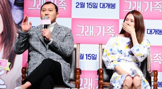 [E포토]이요원, 정만식 오빠 너무 웃겨&sim;