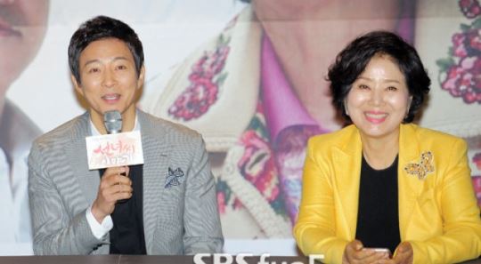 [E포토]최수종, 선우용여 어머니가 너무 잘해주세요&sim;