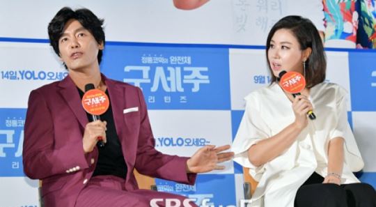 [E포토]최성국, '(김)성경씨 첫 영화라고 믿기지 않을정도&sim;'
