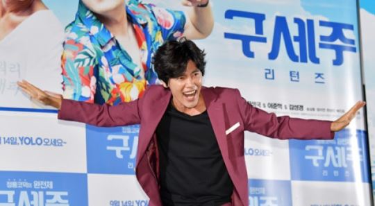 [E포토]최성국표 코믹 연기 기대하세요&sim;