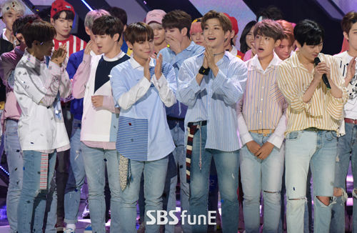 [E포토] 워너원, 더쇼 1위 너무 기뻐요∼
