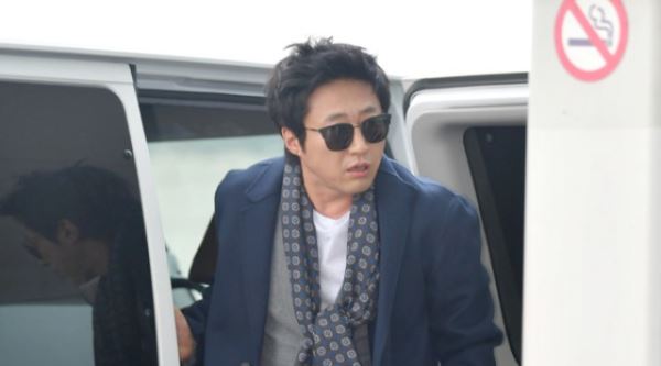 [E포토]박신양, 아이돌 못지않은 공항패션