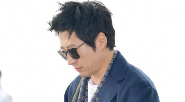 [E포토]박신양, 출국 전 꼼꼼한 여권 체크