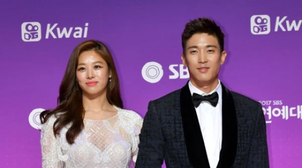 [E포토]장신영-강경준, 결혼식 사진같아&sim;