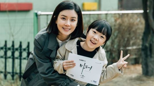 "행복한 시간이었다"&hellip;'마더' 이보영X허율, 마지막 대본 인증