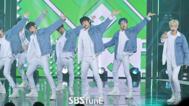 [E포토]더 보이즈, 동방신기가 예뻐할 만하네&sim;