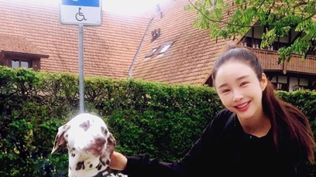 케빈과 열애설 휘말린 이사강 누구?…"여배우보다 더 예쁜 감독"