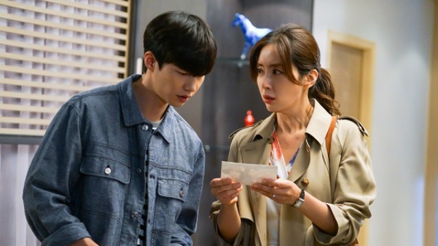 ‘시크릿 마더’ 송윤아, 의문의 입시 보모 김소연 정체 확인