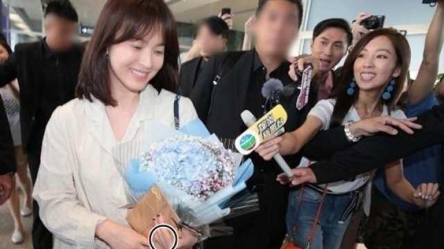 송혜교, 결혼 후 첫 홍콩행…결혼 반지 '반짝'