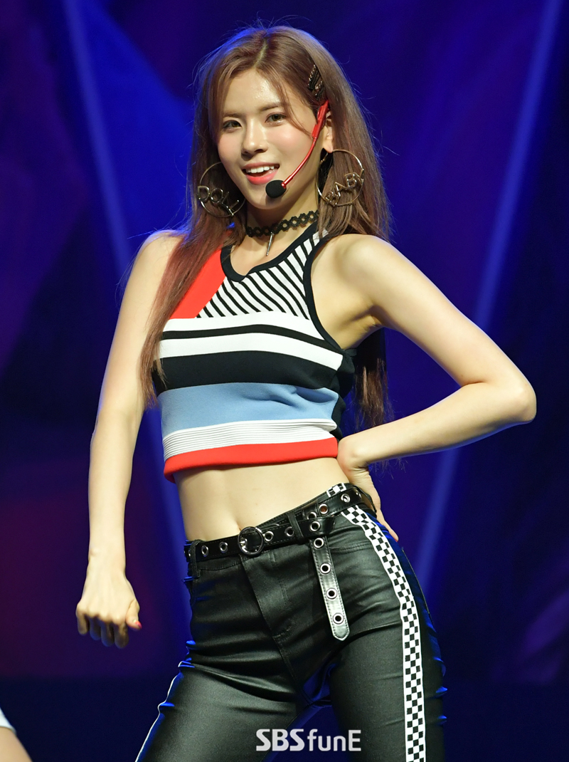 [E포토]네온펀치 다연, 여유로운 무대 매너
