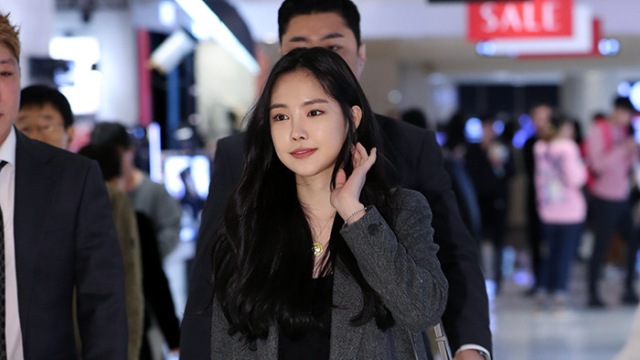 [E포토]손나은, '백화점 통로가 런웨이로'