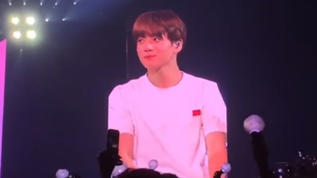 '부상' 방탄소년단 정국, 英 공연 중 눈물 "두 번 다시 이런 일 없을 것"(종합)