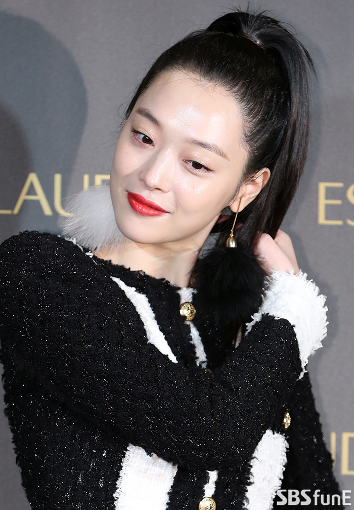 [E포토]설리, '뽀얀 피부, 꿀 떨어지겠네'