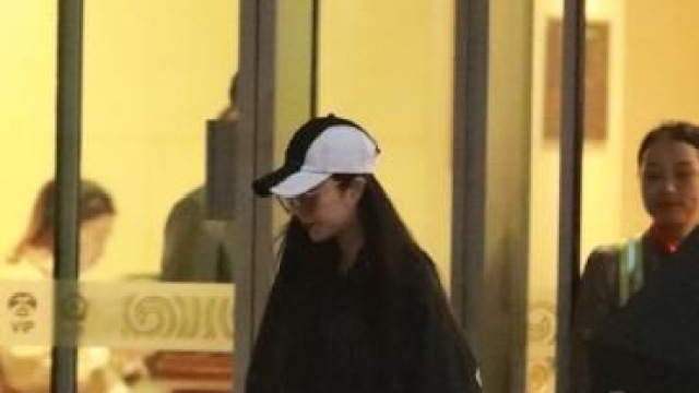 판빙빙, 135일 만에 공항서 목격&hellip;여전한 명품 사랑