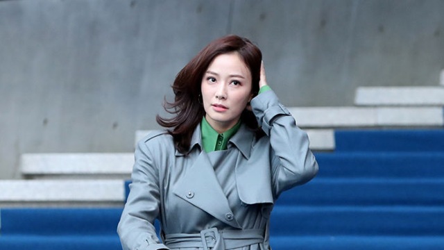 [E포토]손태영, '성큼성큼 블루카펫 밟으며'