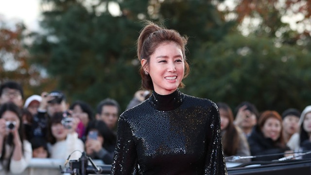 [E포토]김성령, '드레스가 꼬여..난감하네'