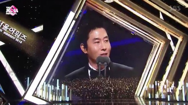 '더 서울 어워즈' 이정현, "영원히 기억할 것" 故 김주혁 추모&hellip;생전 수상 영상 공개 '눈길'