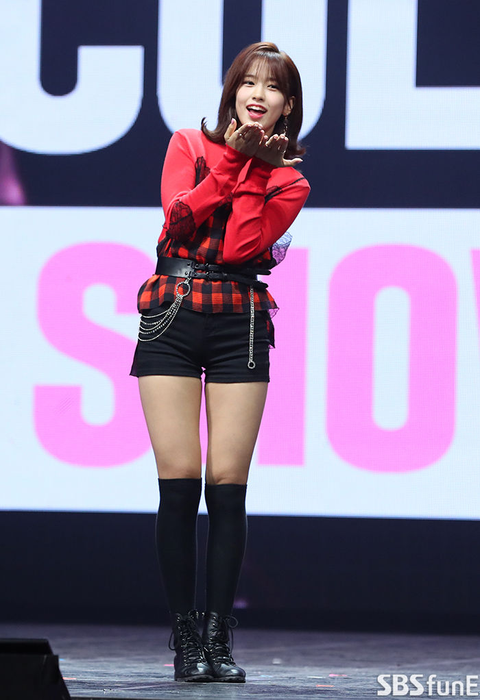 [Throwback] Ahn Yujin Stuns With Model-Esque Proportions at IZ*ONE’s Debut Showcase