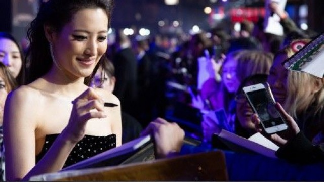 논란, 팀웍으로 이겨내다&hellip;수현, 조니뎁X주드로와 나란히