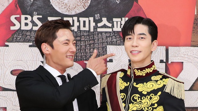 [E포토]최진혁-신성록, '황제 경호원의 도발'