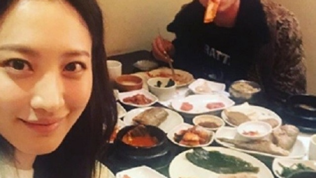 '신동범' 에즈라 밀러, 한국 왔다&hellip;수현과 김치 먹방