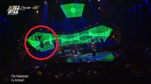 하다 하다 이젠 'I♥몰카'라니…래퍼 산이 무대 논란 확산