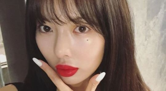가수 현아, 살짝 달라진 오버립 메이크업&hellip;"매번 다른 내가 좋아"