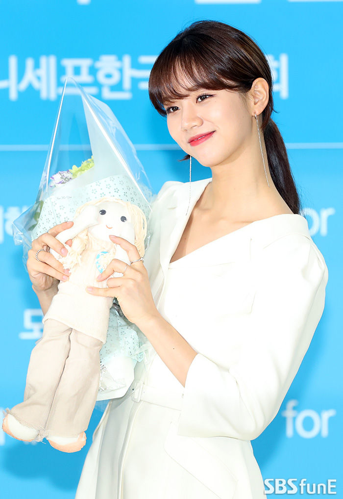 [Throwback] Hyeri Channels Doll-Like Visuals at UNICEF Honors Club Induction