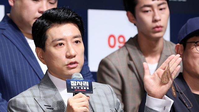 [E포토]김명민, '군번줄 들고'
