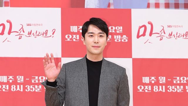 [E포토]최우석, '시크한 손인사'