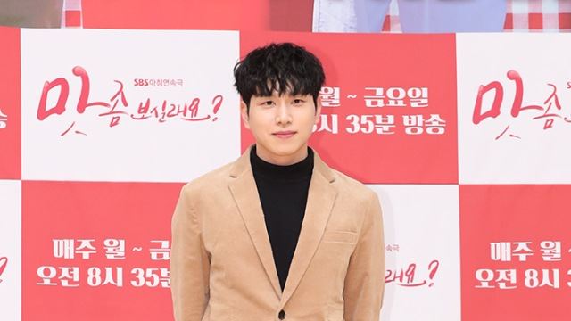[E포토]송인국, '맛 좀 보실래요로 인사드려요'