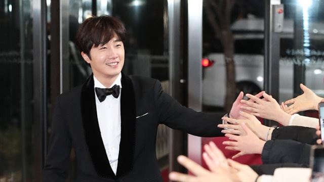 [E포토]정일우, '팬들과 심쿵 눈맞춤'