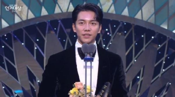 'SBS 연기대상' 이승기, 최우수연기상 "분에 넘쳐, '배가본드'에 준 것"&hellip;배수지 공동수상