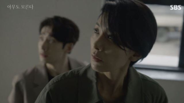 아무도