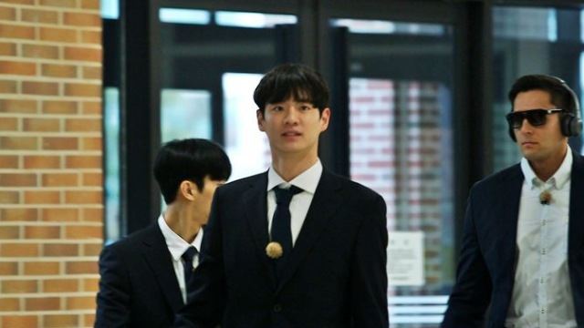 농구 하랬더니 런웨이를…'핸섬타이거즈', 멤버 전원 슈트 풀착장