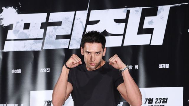 [E포토] 줄리엔 강, '격투기 선수 폼 나오나요?'