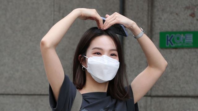 [E포토] 송소희, '출근길 대형 하트'